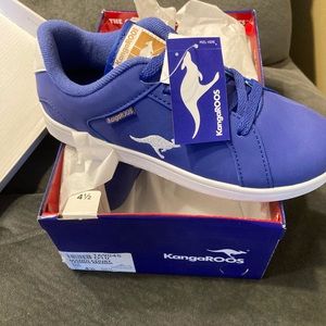 KangaROOS tennis shoe blue size 4.5 (pocket in the tongue)